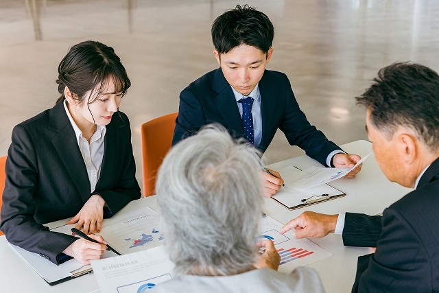 相談するシニア夫婦