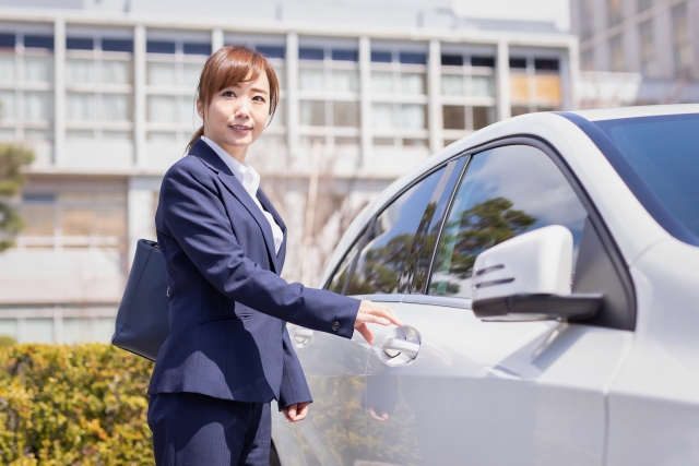 自動車に乗る女性