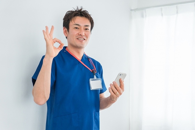 喜ぶ介護士
