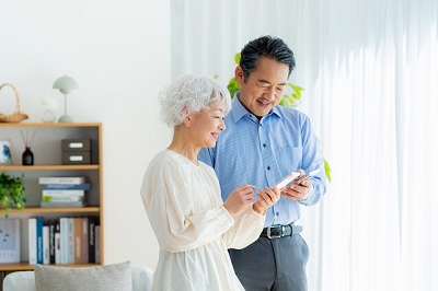 仲良くスマホを見る老夫婦